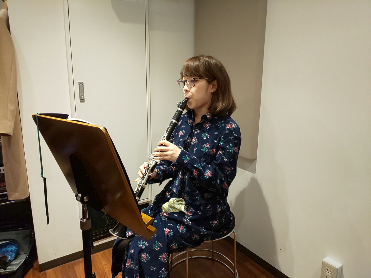 楽譜を見ながら座って演奏する生徒