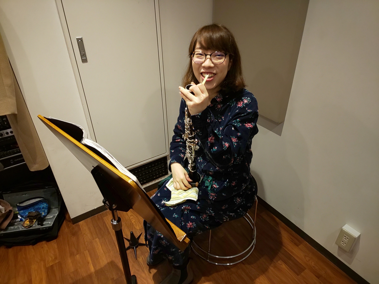 笑顔で楽器を掃除する生徒