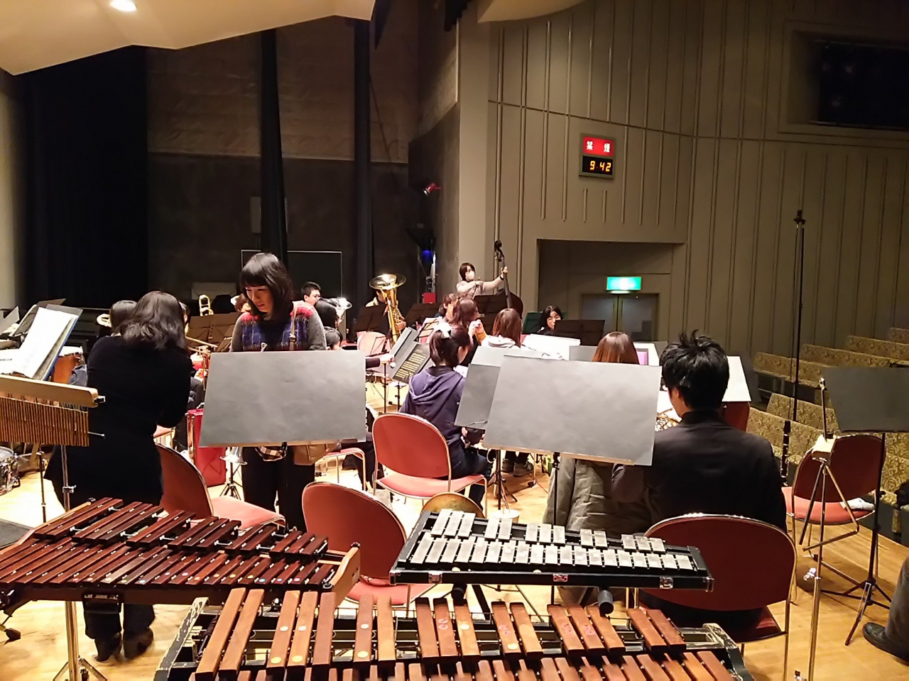 ホールでの吹奏楽の練習風景