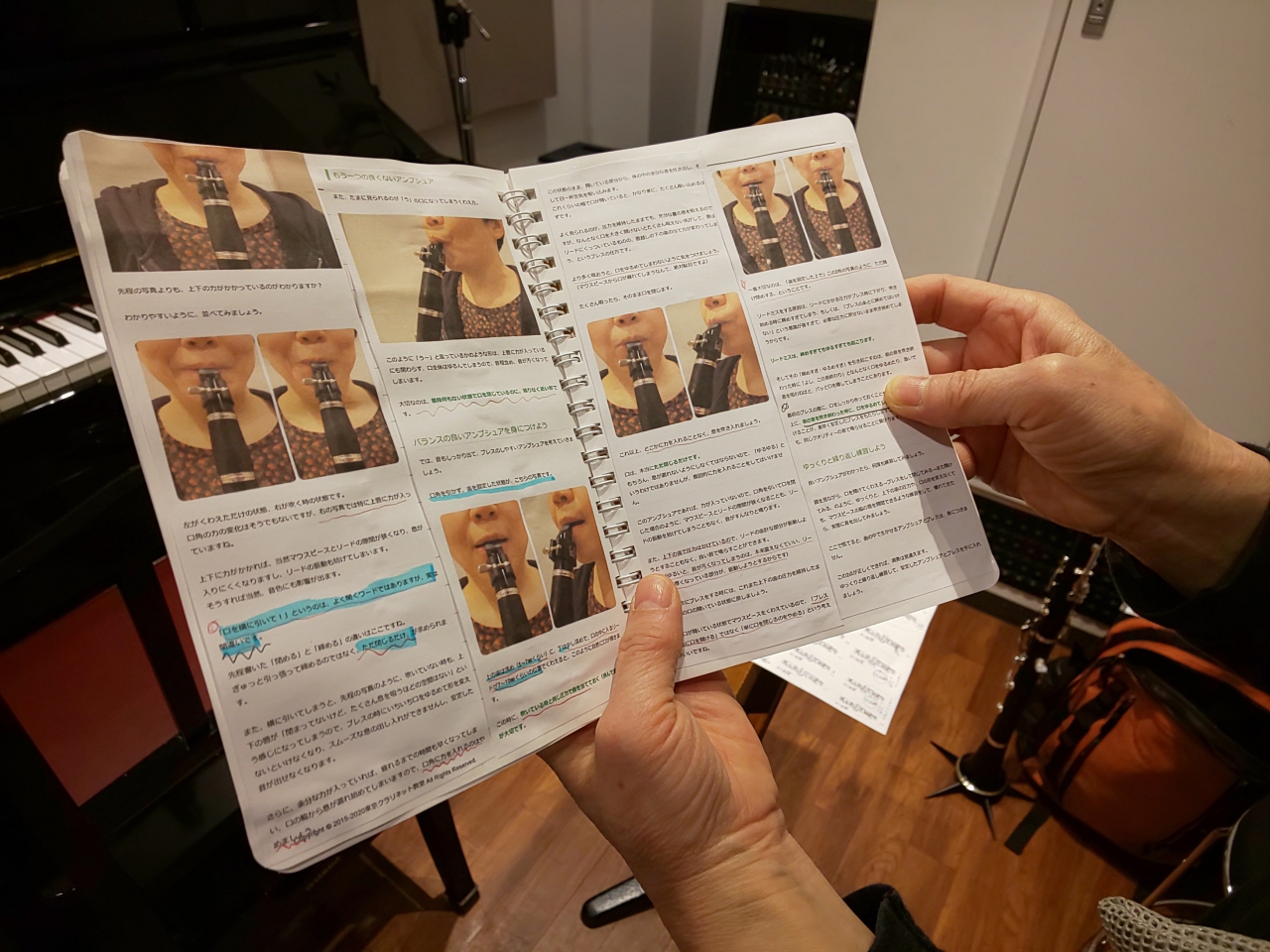 プリントアウトしたブログを見る生徒