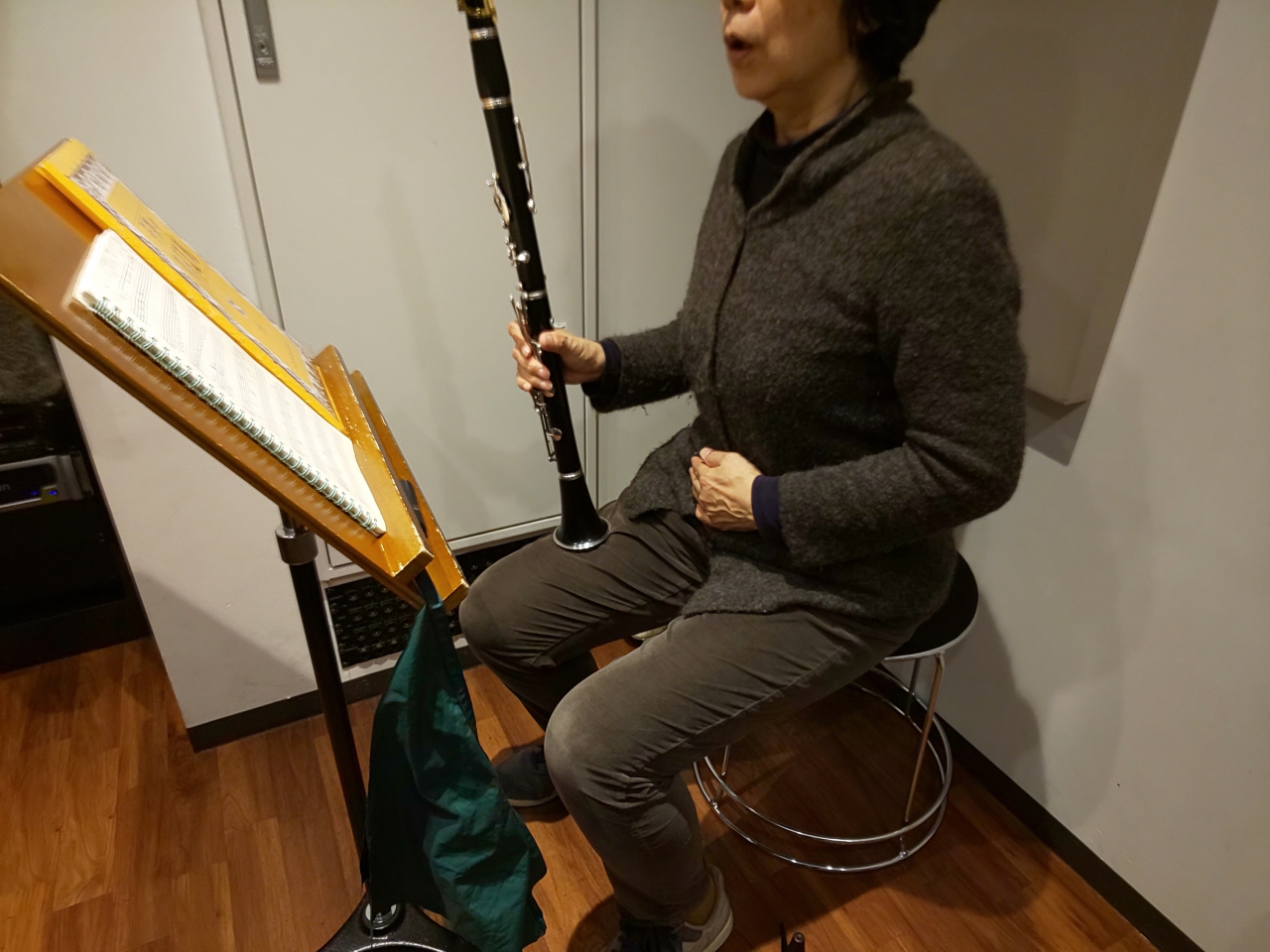 座って腹式呼吸の練習をする生徒