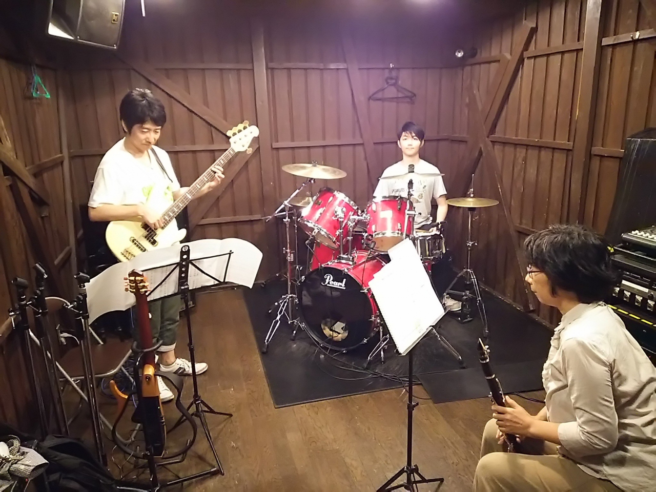 ギターとベースと一緒にクラリネットを演奏する生徒