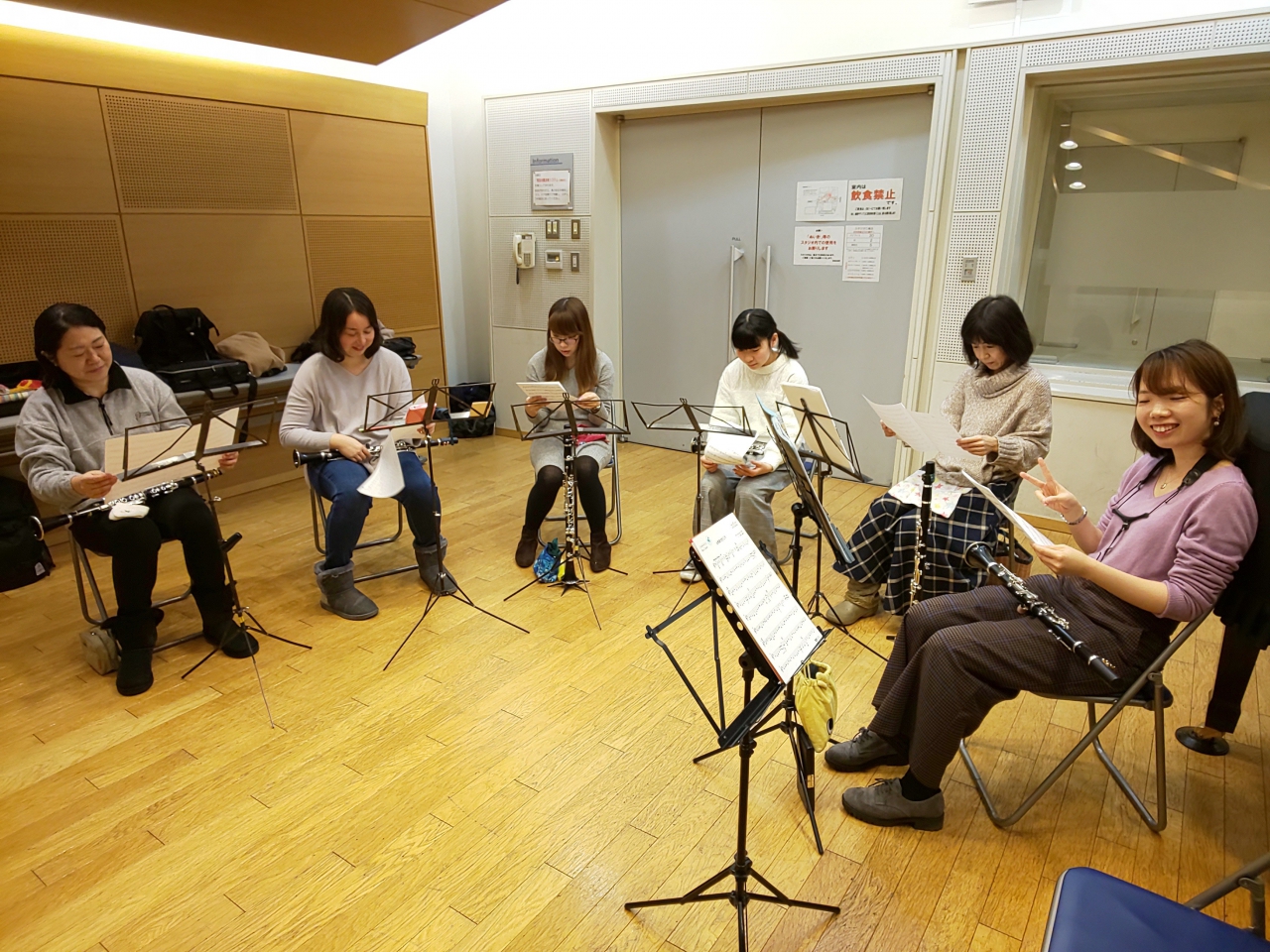 アンサンブルでパートを選ぶ生徒達