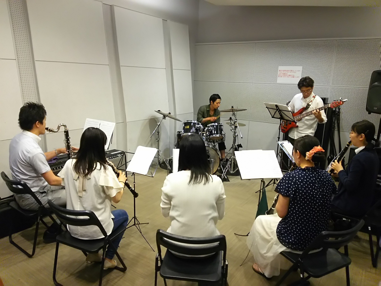 楽しくバンドアンサンブルする生徒達