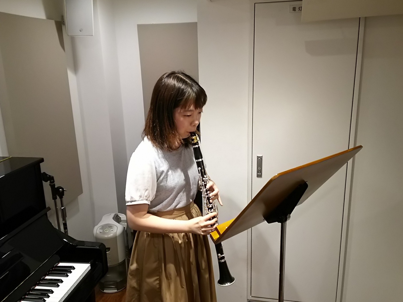 楽譜を見ながら立って演奏する生徒