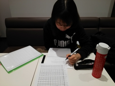 音楽知識の勉強をする生徒