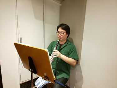 楽譜を見ながら座って演奏する生徒