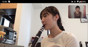 オンラインレッスンで演奏する生徒