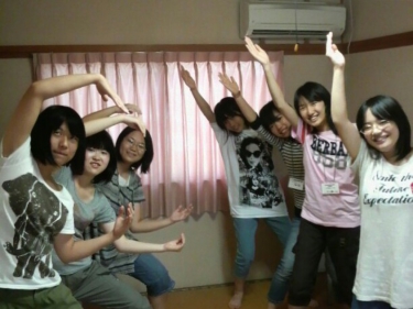 吹奏楽部の合宿で楽しそうにする学生達