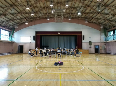 体育館で練習する吹奏楽部