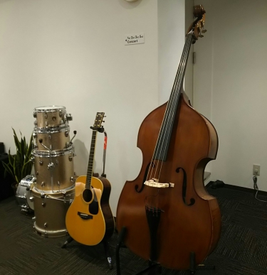 ウッドベースとギター