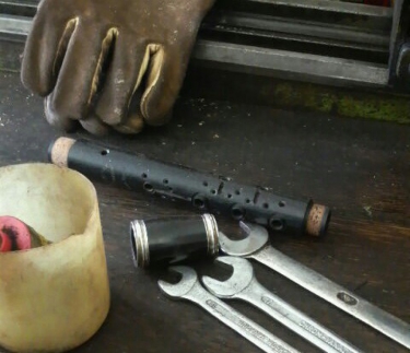 工房で分解されてメンテナンスされるクラリネット