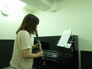 立ってクラリネットを演奏する生徒